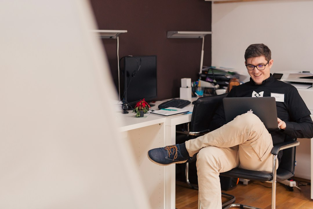 Un profesional trabajando con su computadora portátil.
